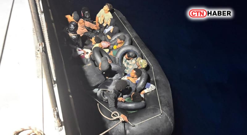 İzmir'de Düzensiz Göçmen Operasyonu: 82 Göçmen Yakalandı, 10 Kişi Kurtarıldı