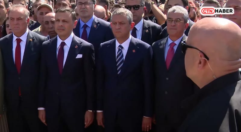 CHP'nin 102. Yılı: Özgür Özel Taksim'de Çelenk Bıraktı, Gürsel Tekin Beklendi