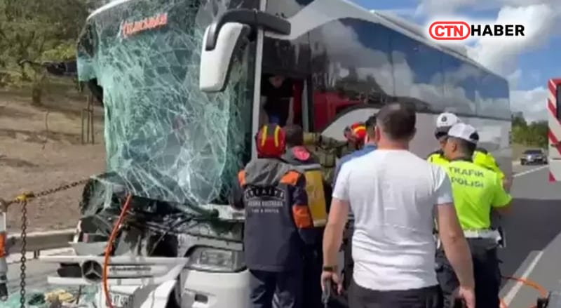 Avcılar'da Feci Kaza: Yolcu Otobüsü Kamyona Çarptı, Yaralılar Var