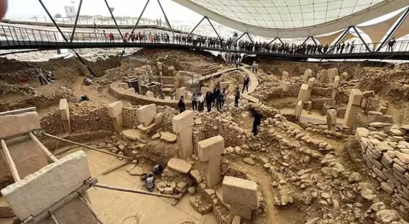 Göbeklitepe'de heyecan verici keşif: Duvar içine yerleştirilmiş insan heykeli bulundu