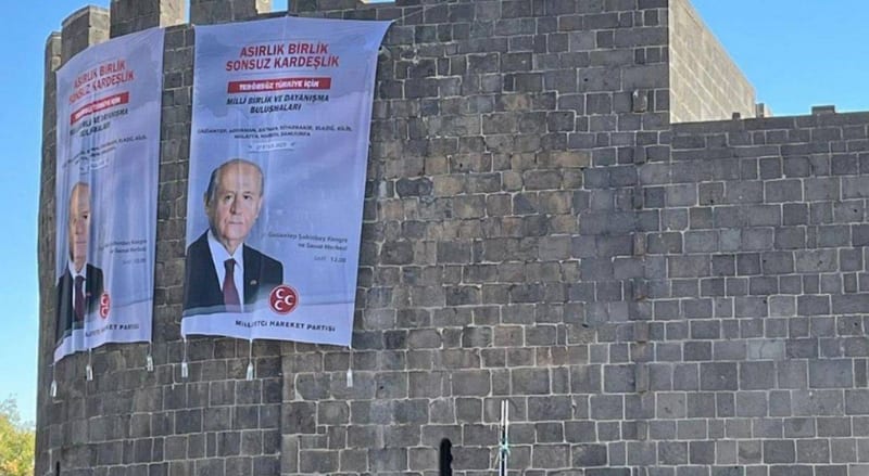 Diyarbakır surlarına Devlet Bahçeli posteri asıldı