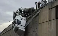 İzmir Bornova'da Devrilen TIR Viyadükte Asılı Kaldı!