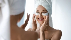 Göz çevresini aydınlatan küçük dokunuş! Tonu doğru seçerseniz morluk görünmüyor