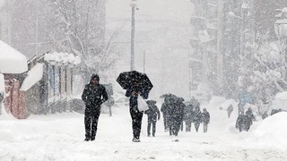 13 İlde Lapa Lapa Kar Geliyor !