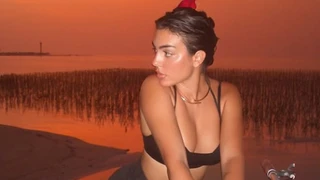 Georgina Rodriguez, Kırmızı Bikinisini Giydi ve Sahilde Koştu