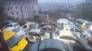 İstanbul Gaziosmanpaşa'da Otopark Yangını: 14 Araç Zarar Gördü, Yıldırım Şüphesi