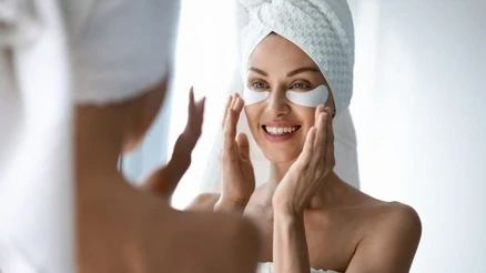 Göz çevresini aydınlatan küçük dokunuş! Tonu doğru seçerseniz morluk görünmüyor