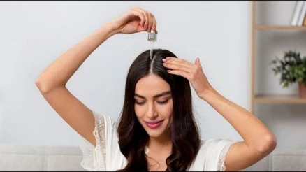 Saçlarınızın güçlü kalması için dengeli ve sağlıklı beslenmeyi ihmal etmeyin.