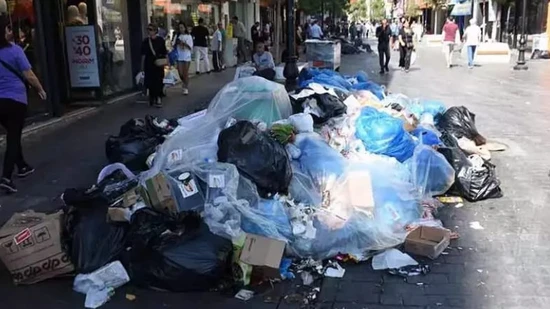 İzmir'de çöp krizi büyüyor: Karşıyaka'da sokaklar pislik içinde, vatandaş isyan etti