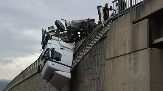 İzmir Bornova'da Devrilen TIR Viyadükte Asılı Kaldı!