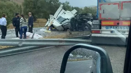 Sivas'ta Otobüs ile TIR Çarpıştı – 3'ü Ağır 18 Yaralı