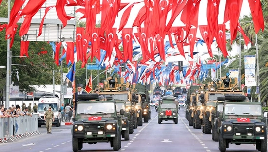 Boğaz'da Zafer Geçişi: TCG Anadolu, Savarona ve Donanma Gemileriyle 30 Ağustos Coşkusu
