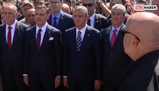 CHP'nin 102. Yılı: Özgür Özel Taksim'de Çelenk Bıraktı, Gürsel Tekin Beklendi