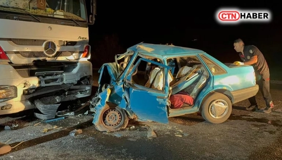 Kahramanmaraş'ta feci trafik kazası: TIR'la çarpışan otomobilde 3 kişi öldü