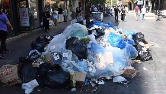 İzmir'de çöp krizi büyüyor: Karşıyaka'da sokaklar pislik içinde, vatandaş isyan etti