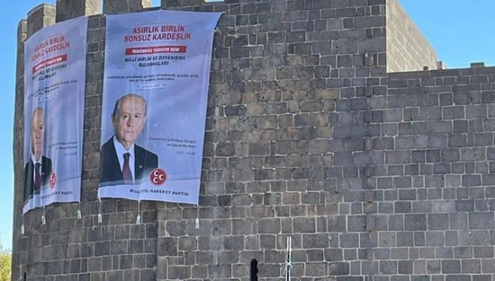 Diyarbakır surlarına Devlet Bahçeli posteri asıldı