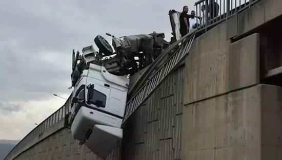 İzmir Bornova'da Devrilen TIR Viyadükte Asılı Kaldı!