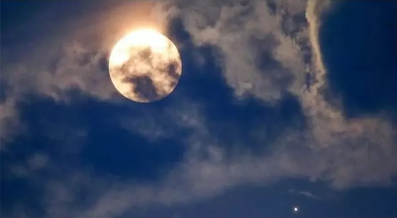 BU GECE DOLUNAY VAR! ASTROLOGLAR UYARIYOR: DUYGUSAL PATLAMALARA DİKKAT