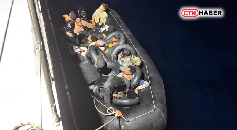 İzmir'de Düzensiz Göçmen Operasyonu: 82 Göçmen Yakalandı, 10 Kişi Kurtarıldı