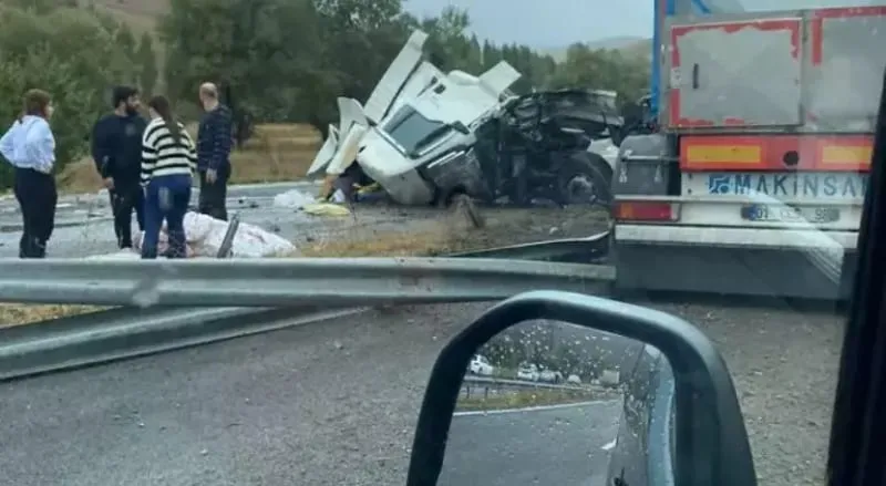 Sivas'ta Otobüs ile TIR Çarpıştı – 3'ü Ağır 18 Yaralı