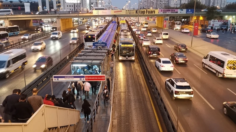 İstanbul Cevizlibağ'da 14 Yaşındaki Kız Bayılarak Metrobüsün Altına Düştü