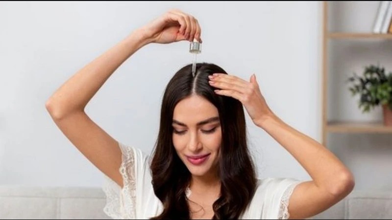 Saçlarınızın güçlü kalması için dengeli ve sağlıklı beslenmeyi ihmal etmeyin.