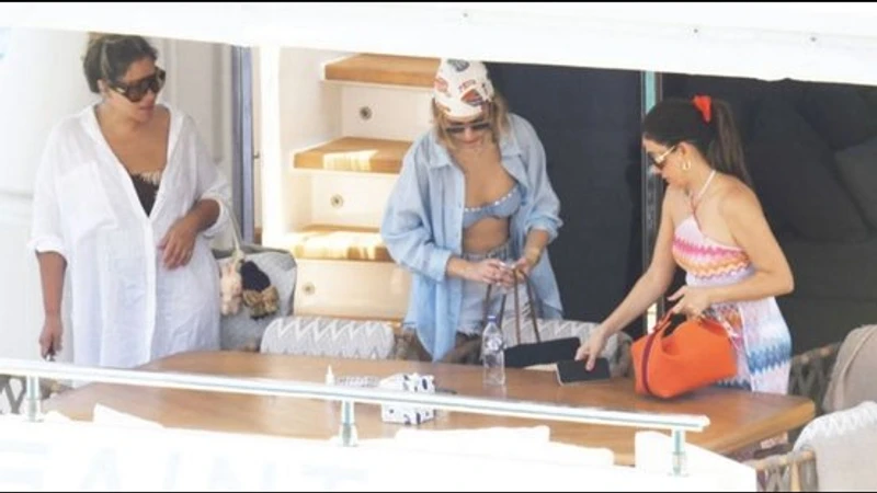 2025 yaz modasında “kız kıza tatil” trendi öne çıkıyor