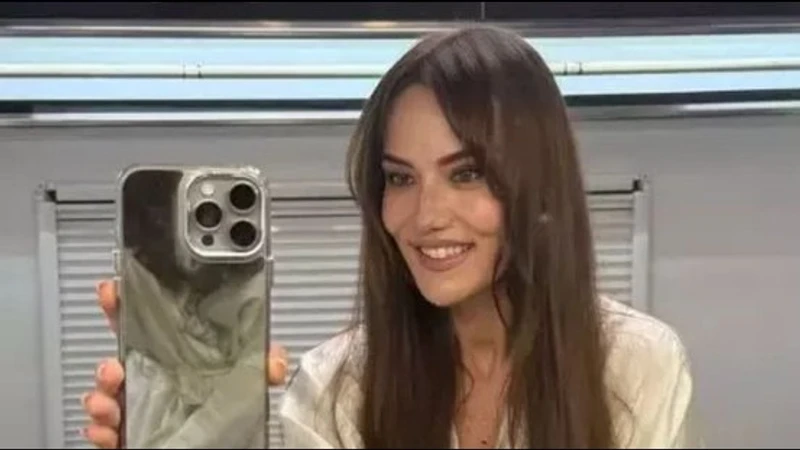 Fahriye Evcen görünümünü yeniledi, yeni tarzıyla dikkat çekti.