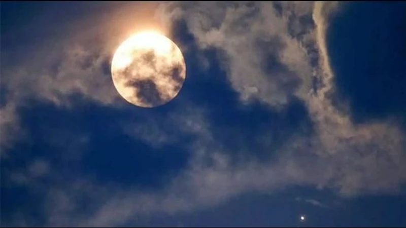 BU GECE DOLUNAY VAR! ASTROLOGLAR UYARIYOR: DUYGUSAL PATLAMALARA DİKKAT