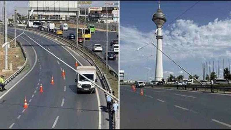 İstanbul'da Şiddetli Rüzgar E-5'te Aydınlatma Direğini Devirdi