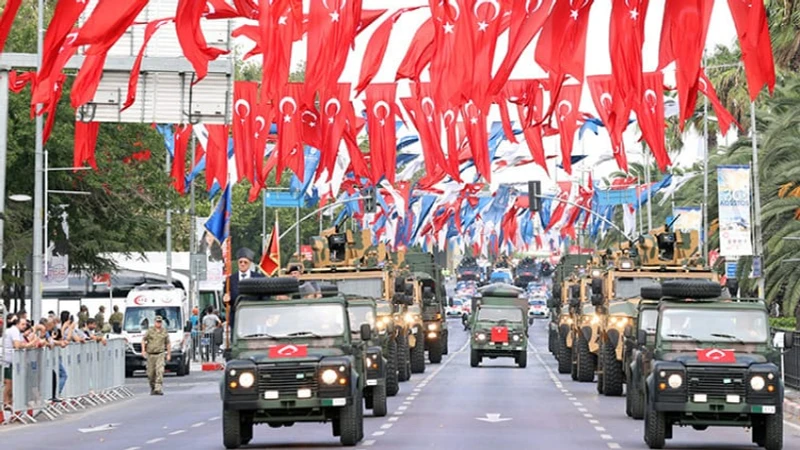 Boğaz'da Zafer Geçişi: TCG Anadolu, Savarona ve Donanma Gemileriyle 30 Ağustos Coşkusu