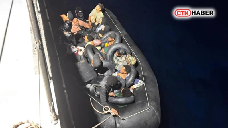 İzmir'de Düzensiz Göçmen Operasyonu: 82 Göçmen Yakalandı, 10 Kişi Kurtarıldı
