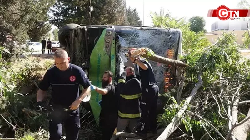 Antalya'da Halk Otobüsü Devrildi: Direksiyonda Fenalaşan Şoför Hayatını Kaybetti, Yolcu Yaralı