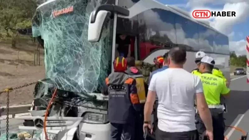 Avcılar'da Feci Kaza: Yolcu Otobüsü Kamyona Çarptı, Yaralılar Var