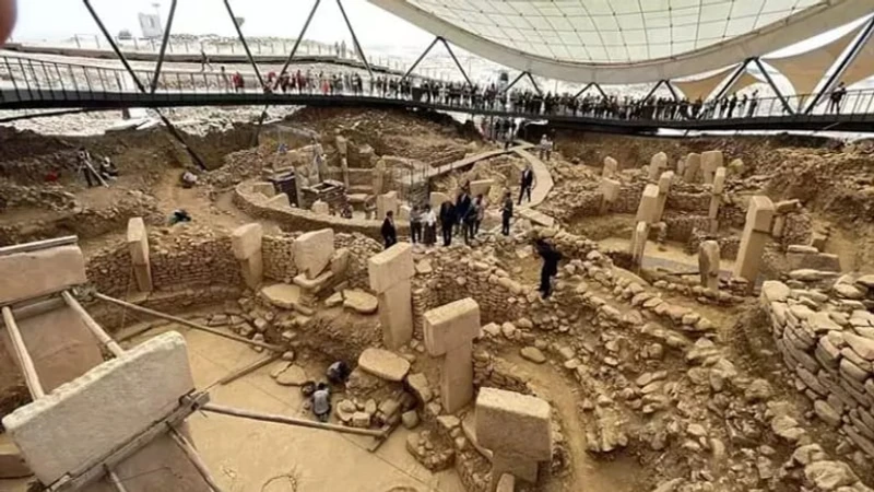 Göbeklitepe'de heyecan verici keşif: Duvar içine yerleştirilmiş insan heykeli bulundu