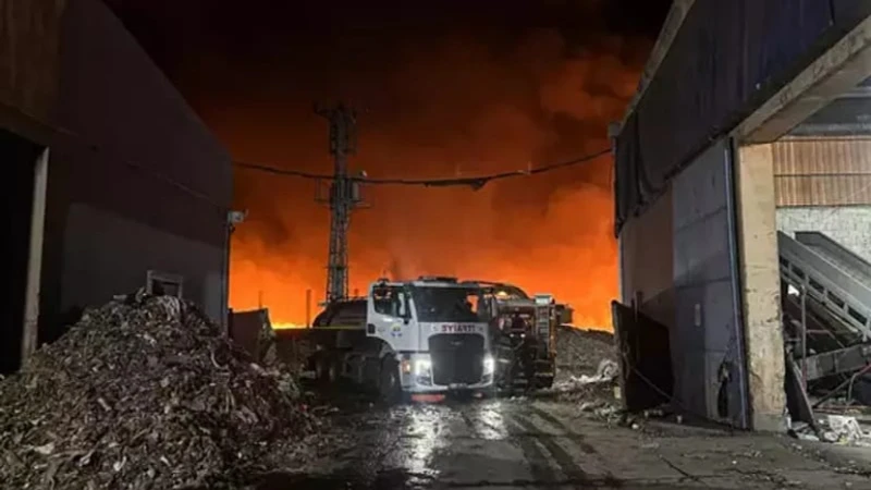 Adana Seyhan'da Geri Dönüşüm Fabrikasında Yangın Kontrol Altına Alındı