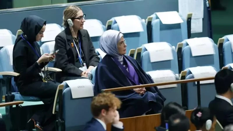 Emine Erdoğan: "Dünya 5'ten büyüktür demeye devam edeceğiz"