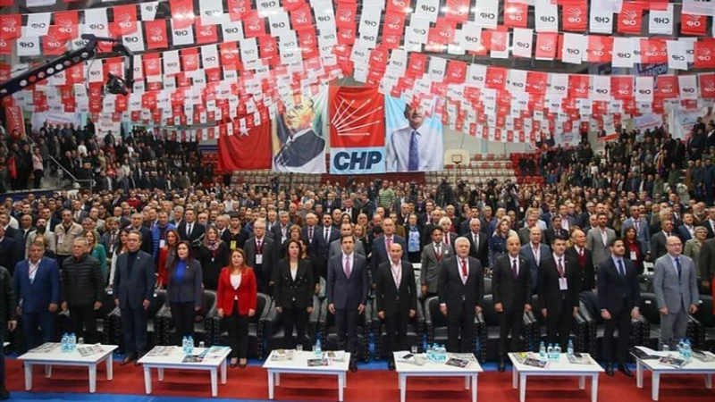 CHP İstanbul İl Kongresi Krizi: Mahkeme Durdurdu, YSK Devam Kararı Aldı