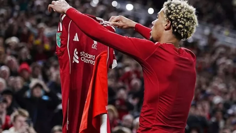 Liverpool, Hugo Ekitike'ye kırmızı kart sonrası maaş cezası kesti