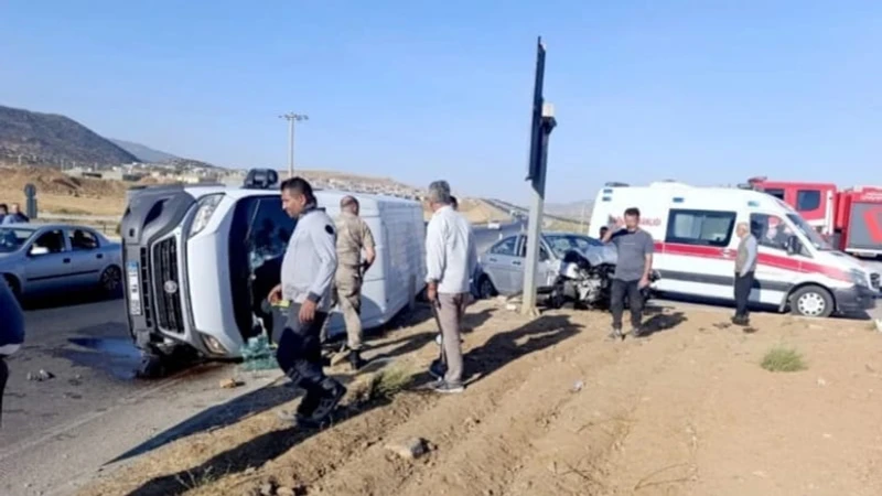 Gaziantep'te Minibüs ile Otomobil Çarpıştı: 6 Yaralı