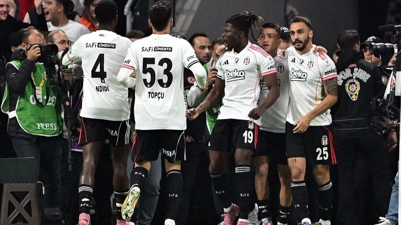 Beşiktaş-Fenerbahçe Derbisinde Gergin Anlar: Orkun Kökçü ve Sergen Yalçın Kırmızı Kart Gördü