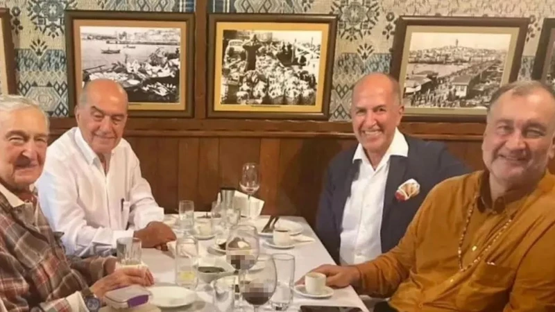 Rahmi Koç ve Murat Ülker Balat'ta Aynı Masada Buluştu