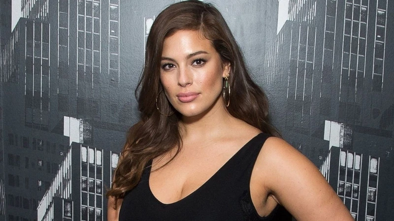 Ashley Graham'dan Cesur Hazırlık Anları: Elbisenin Altında Sütyen Yerine Bant Kullandı