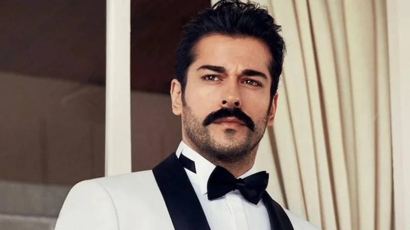 Burak Özçivit Kariyerinde Bir İlke İmza Atarak İlk Kez Tiyatro Sahnesine Çıkıyor