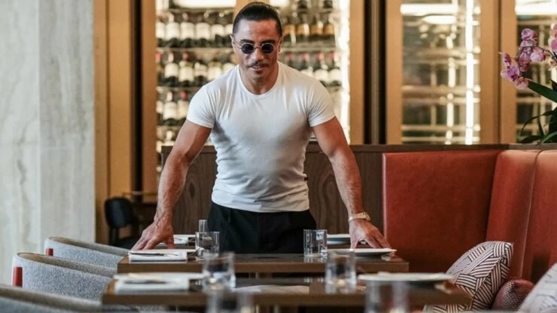 Londra'da Nusret Rüzgarı: 'Salt Bae' İçin Restoran Kapısında Uzun Kuyruklar Oluştu