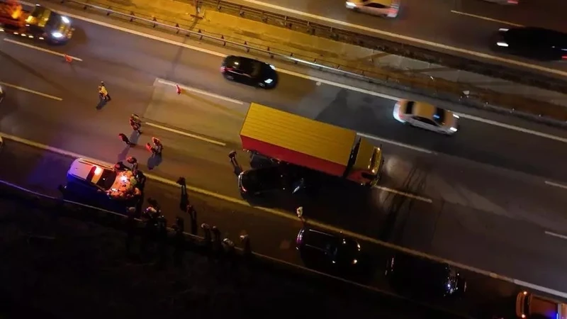 TEM'de Kaçan Sürücü Zincirleme Kazaya Yol Açtı: 2 Yaralı