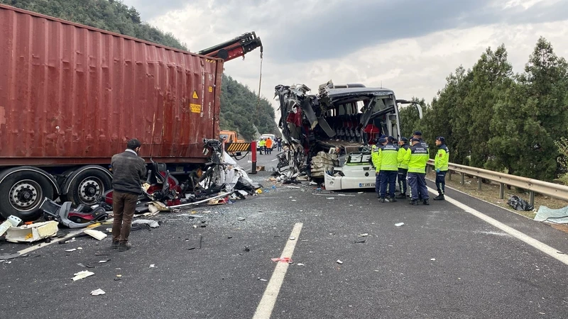 Osmaniye'de Yolcu Otobüsü TIR'a Çarptı: 7 Ölü, 11 Yaralı