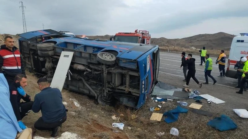 Sivas'ta Cezaevi Nakil Aracı Devrildi: 5 Kişi Yaralandı