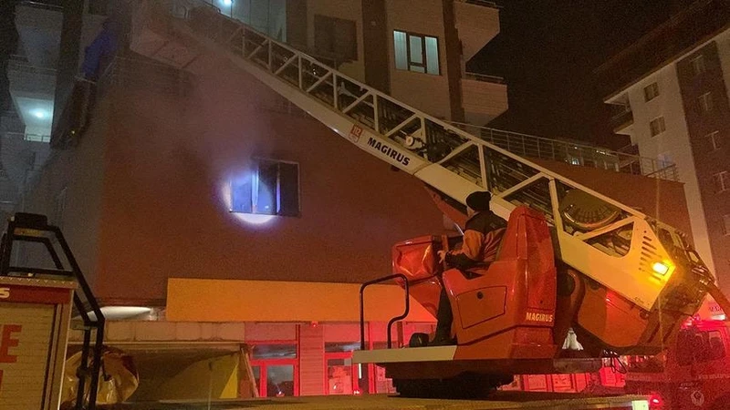 Rize'de Akülü Çay Makinesi Deposunda Yangın: İtfaiye Müdahalesiyle Kontrol Altın