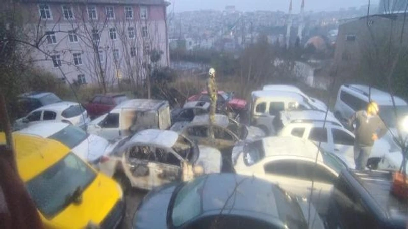 İstanbul Gaziosmanpaşa'da Otopark Yangını: 14 Araç Zarar Gördü, Yıldırım Şüphesi